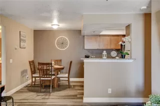 Photo #6: 2409986 Listing