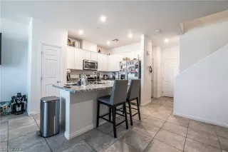 Photo #5: 2410020 Listing