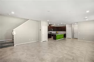 Photo #3: 2410169 Listing