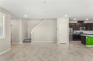 Photo #4: 2410169 Listing