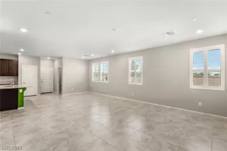 Photo #6: 2410169 Listing