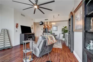 Photo #4: 2410196 Listing