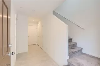 Photo #6: 2410235 Listing