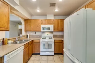 Photo #3: 2410266 Listing