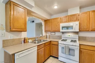 Photo #4: 2410266 Listing