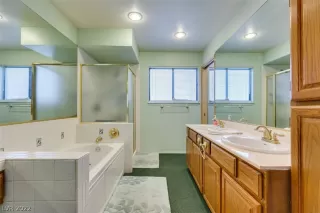 Photo #5: 2410266 Listing