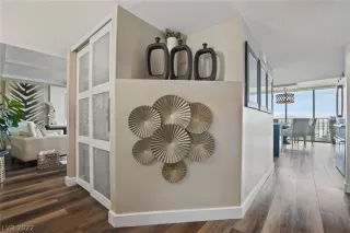 Photo #5: 2410360 Listing 