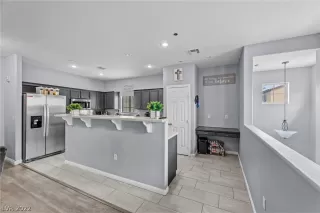 Photo #3: 2410363 Listing 