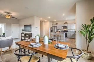 Photo #6: 2410503 Listing