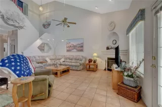 Photo #6: 2410709 Listing