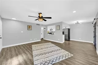 Photo #5: 2410753 Listing