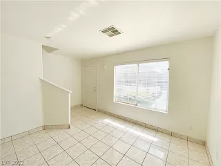 Photo #3: 2410811 Listing