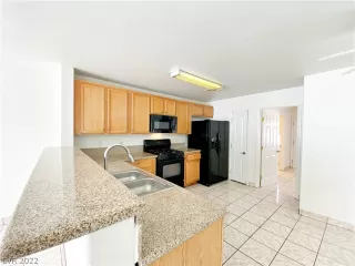 Photo #6: 2410811 Listing