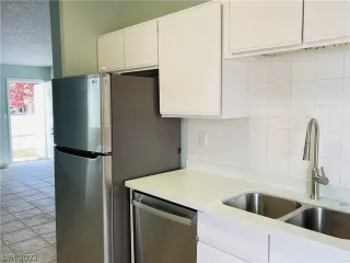 Photo #6: 2410874 Listing