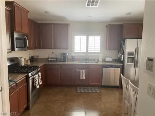 Photo #6: 2410898 Listing