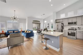 Photo #4: 2410900 Listing