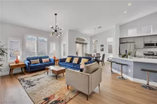 Photo #5: 2410900 Listing