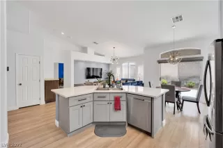 Photo #6: 2410900 Listing