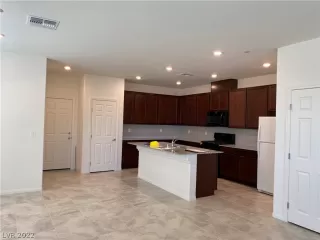 Photo #5: 2410944 Listing 