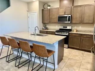 Photo #2: 2410946 Listing