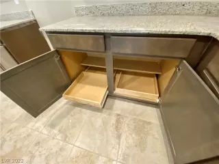 Photo #3: 2410946 Listing