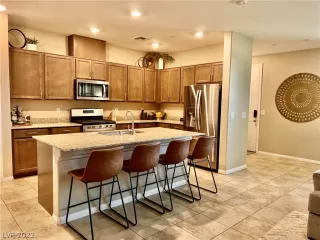 Photo #4: 2410946 Listing