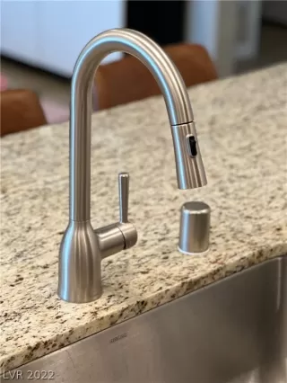 Photo #5: 2410946 Listing