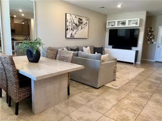 Photo #6: 2410946 Listing