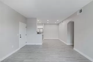 Photo #4: 2410951 Listing