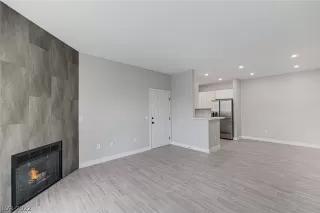 Photo #5: 2410951 Listing