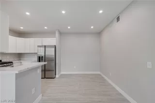 Photo #6: 2410951 Listing