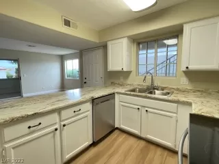 Photo #4: 2411081 Listing