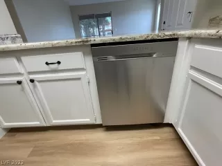 Photo #5: 2411081 Listing