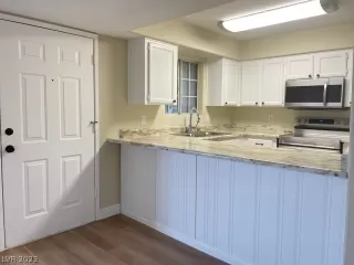 Photo #6: 2411081 Listing