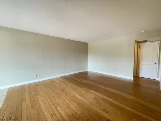 Photo #5: 2411096 Listing