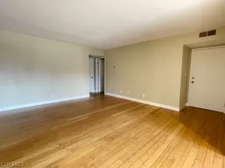 Photo #6: 2411096 Listing