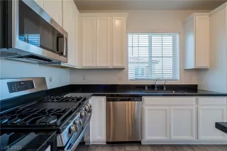 Photo #6: 2411117 Listing