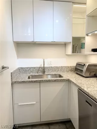 Photo #6: 2411416 Listing 