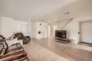 Photo #5: 2411418 Listing 