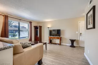 Photo #5: 2411436 Listing 