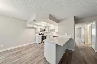 Photo #5: 2411481 Listing