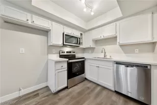 Photo #6: 2411481 Listing