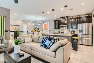Photo #6: 2411683 Listing