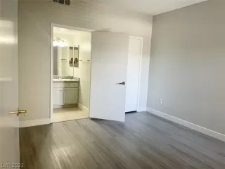 Photo #5: 2411822 Listing 