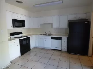 Photo #4: 2411823 Listing