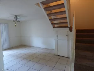 Photo #5: 2411823 Listing