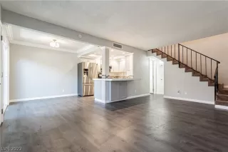 Photo #5: 2411982 Listing 