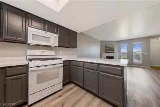 Photo #4: 2411985 Listing