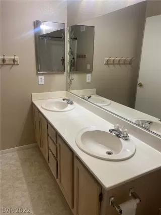 Photo #3: 2412086 Listing 