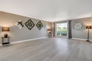Photo #4: 2412183 Listing 